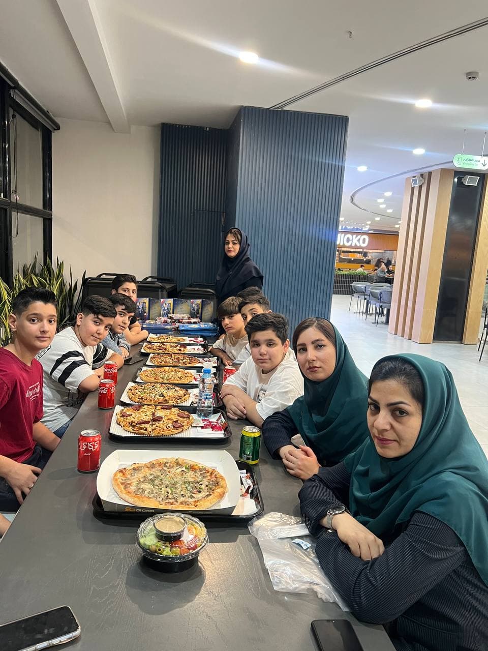 دورهمی دانش آموزان پایه ششم بمناسبت فارغ تحصیلی